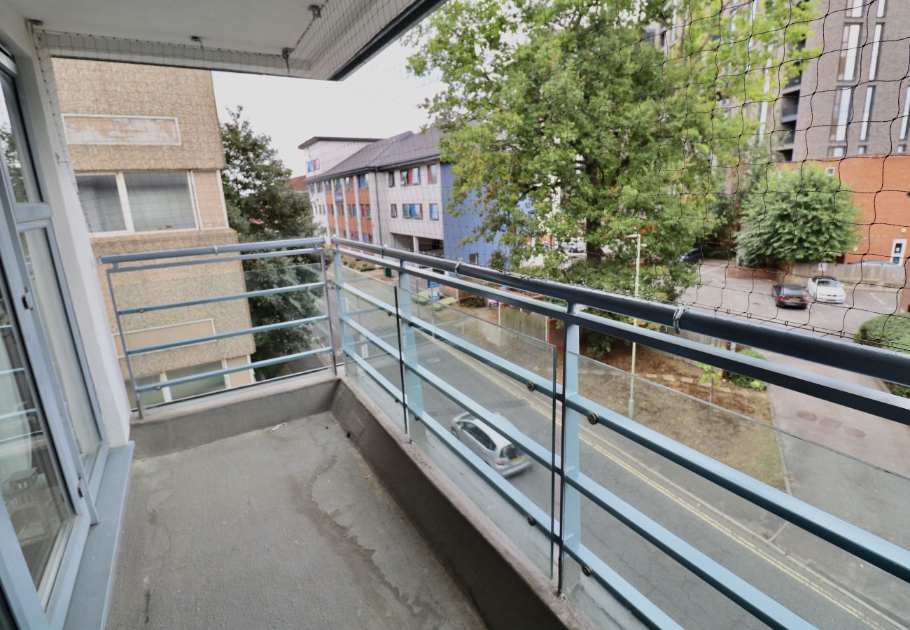 Apartment in Woking - 2-Bedroom Apartment with Balcony & Parking in Central Woking