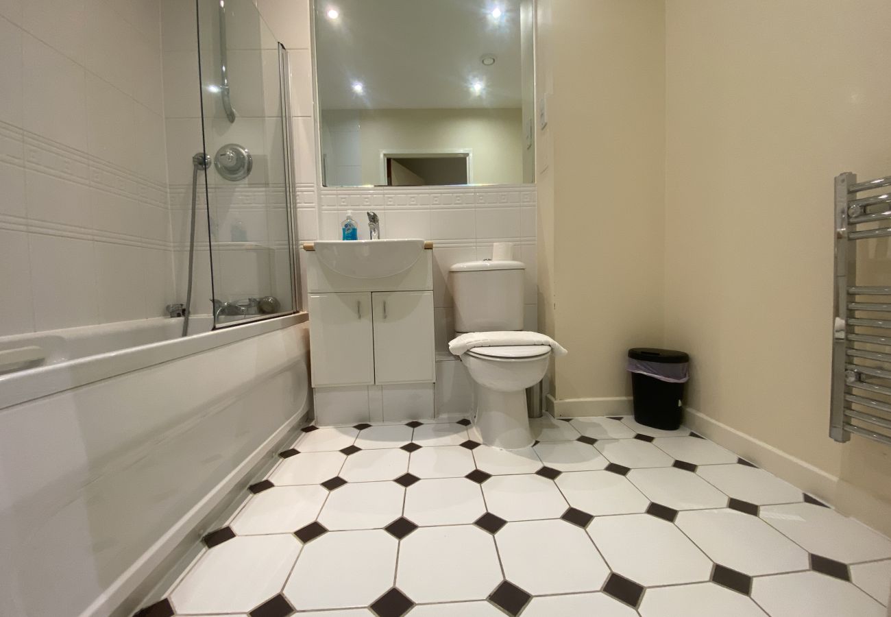 Apartment in Woking - 2-Bedroom Apartment in Central Woking