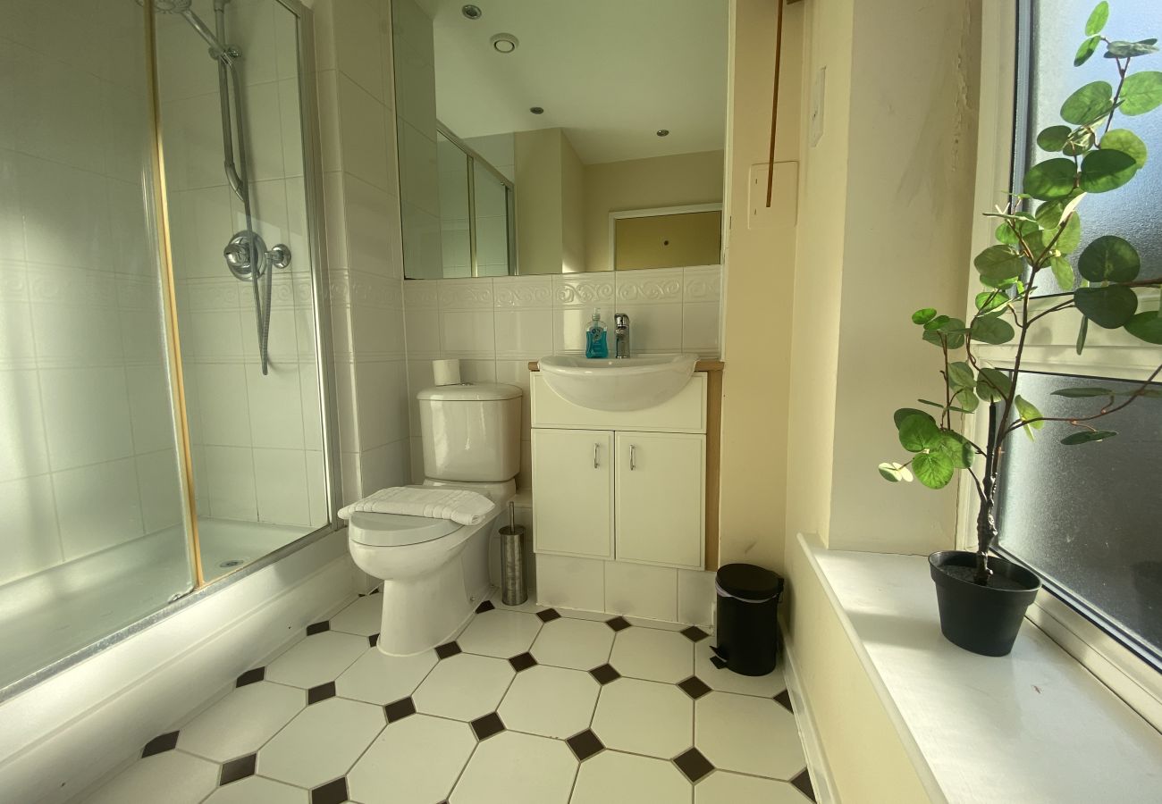 Apartment in Woking - 2-Bedroom Apartment in Central Woking