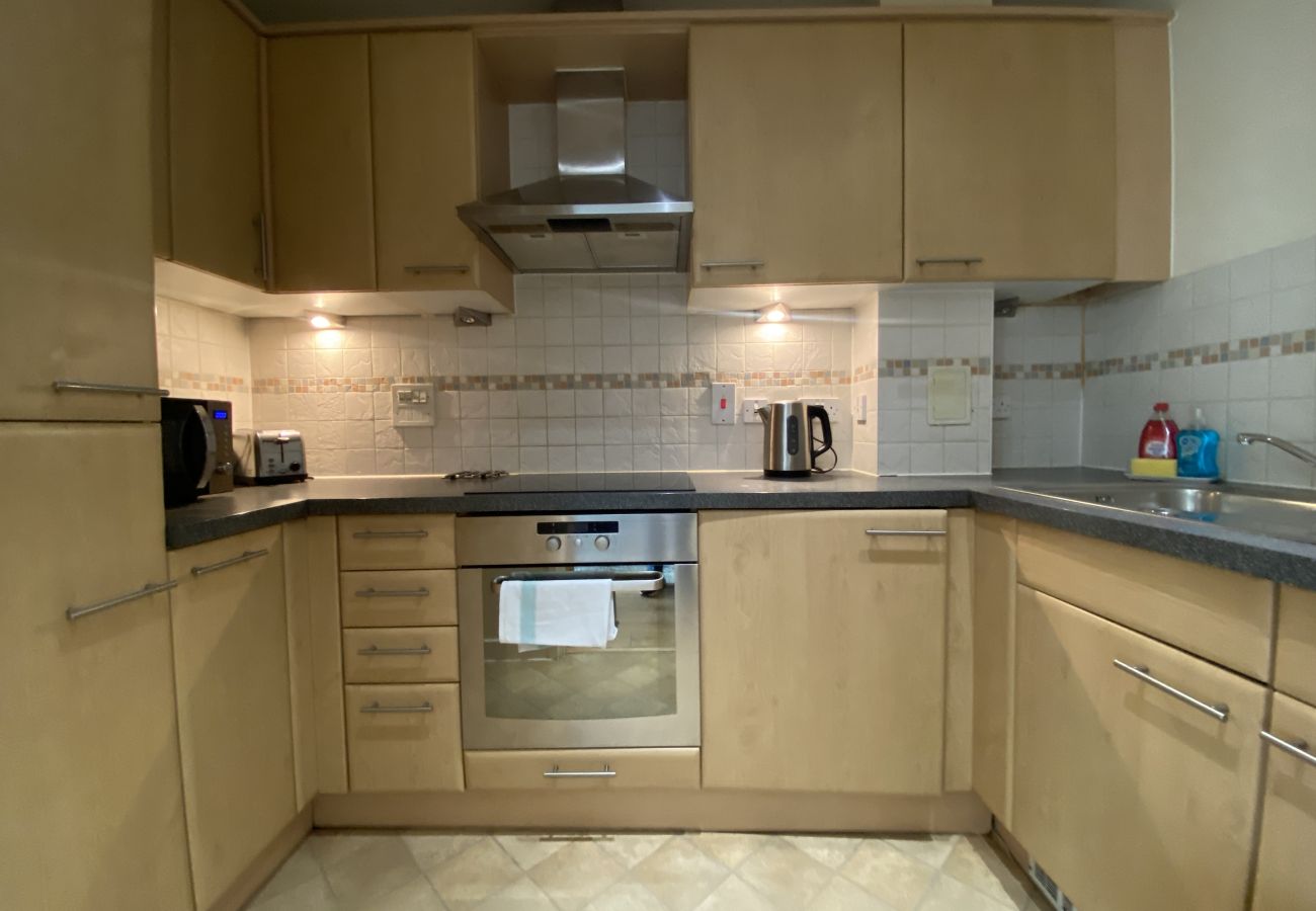 Apartment in Woking - 2-Bedroom Apartment in Central Woking