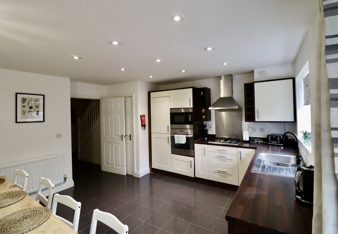 House in Maidenhead - Modern 5-Bedroom House in Maidenhead