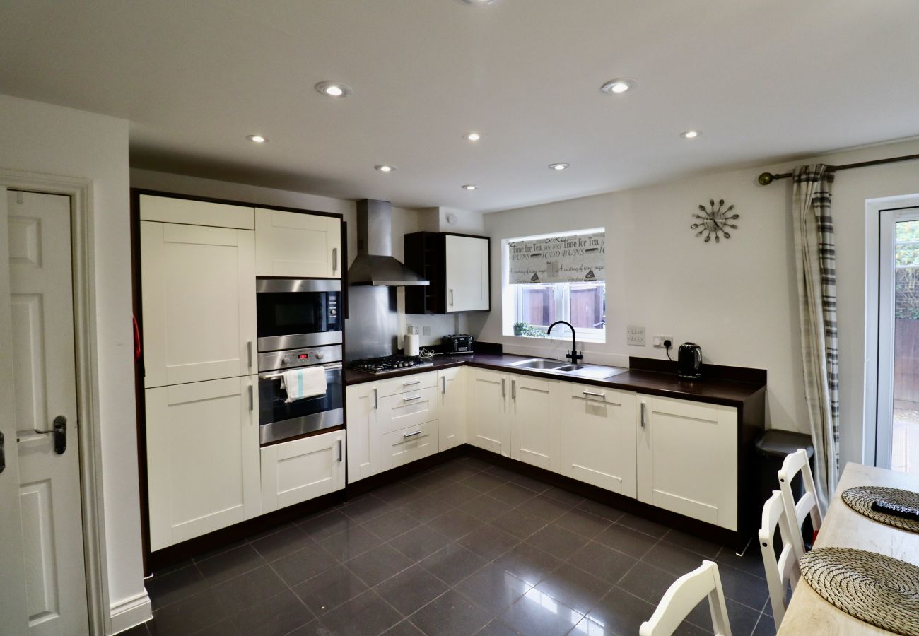 House in Maidenhead - Modern 5-Bedroom House in Maidenhead
