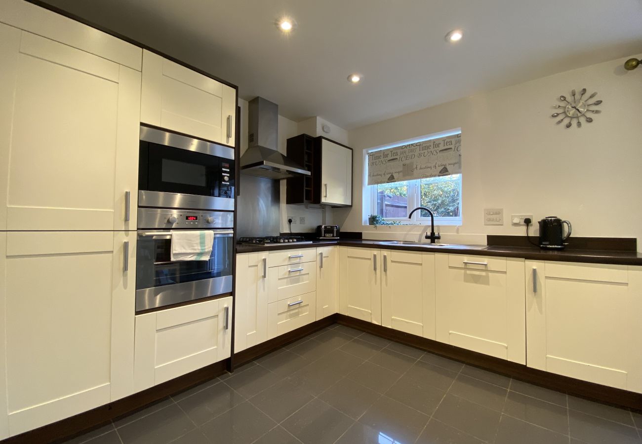 House in Maidenhead - Modern 5-Bedroom House in Maidenhead