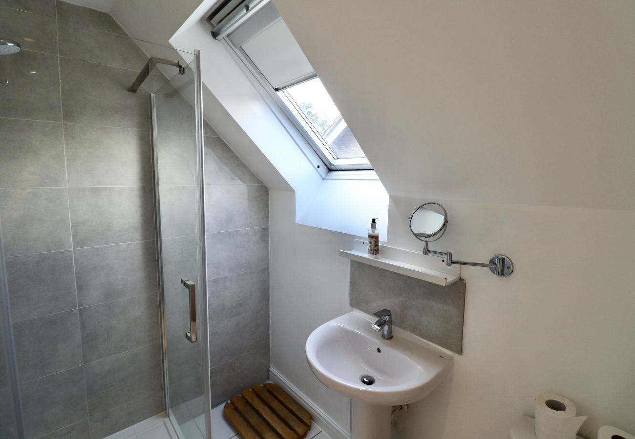 House in Bracknell - Spacious 4-Bed Home in Bracknell