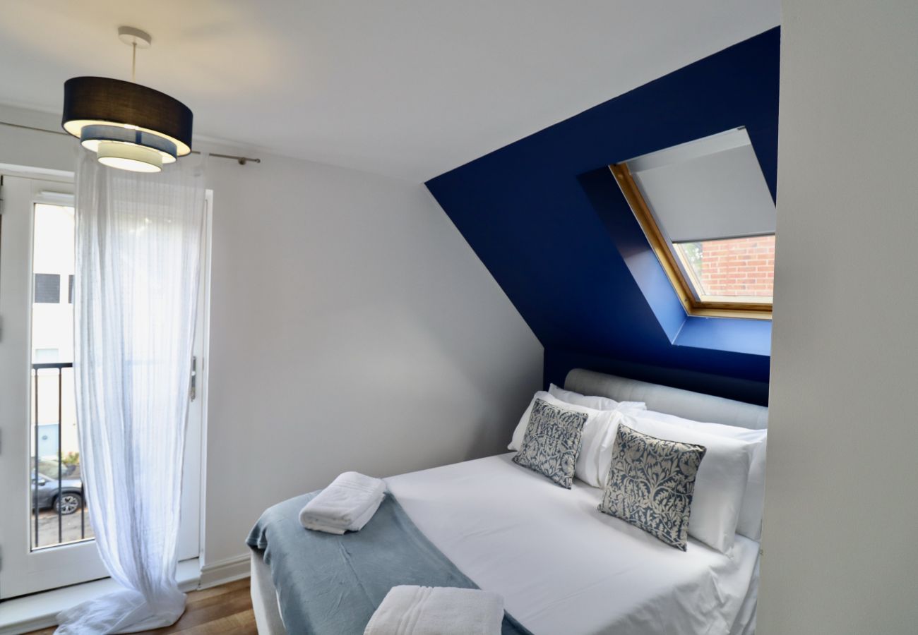 House in Bracknell - Spacious 4-Bed Home in Bracknell