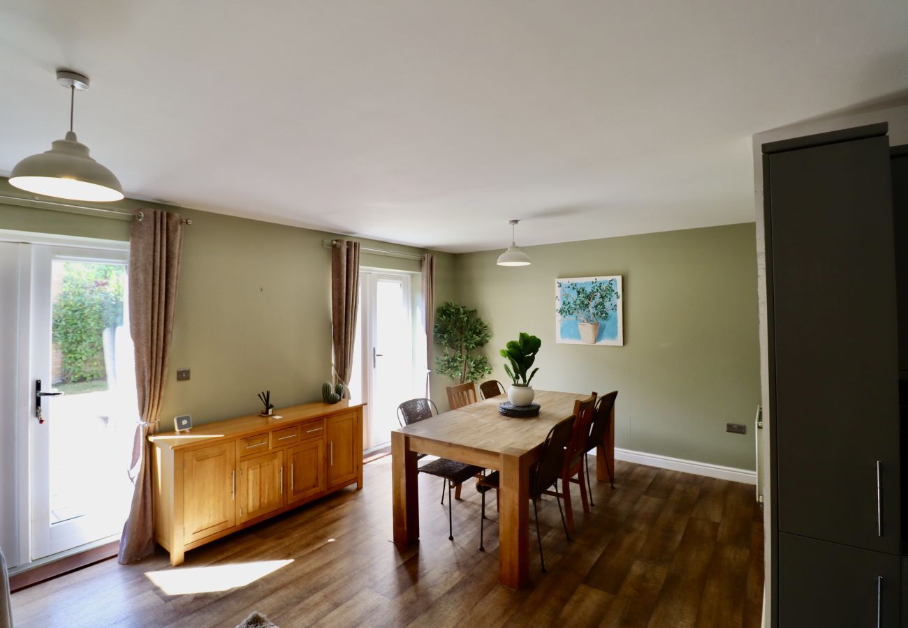 House in Bracknell - Spacious 4-Bed Home in Bracknell
