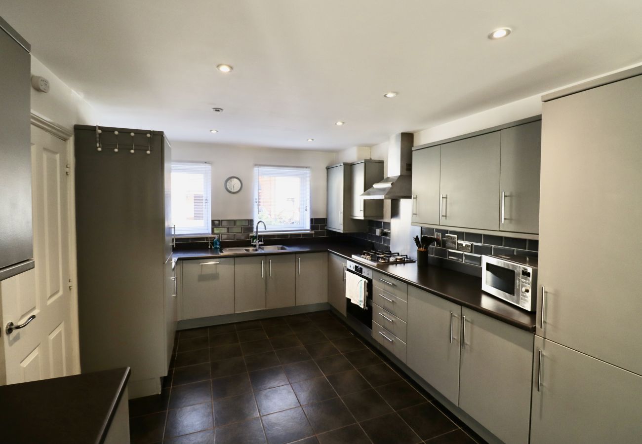 House in Bracknell - Spacious 4-Bed Home in Bracknell