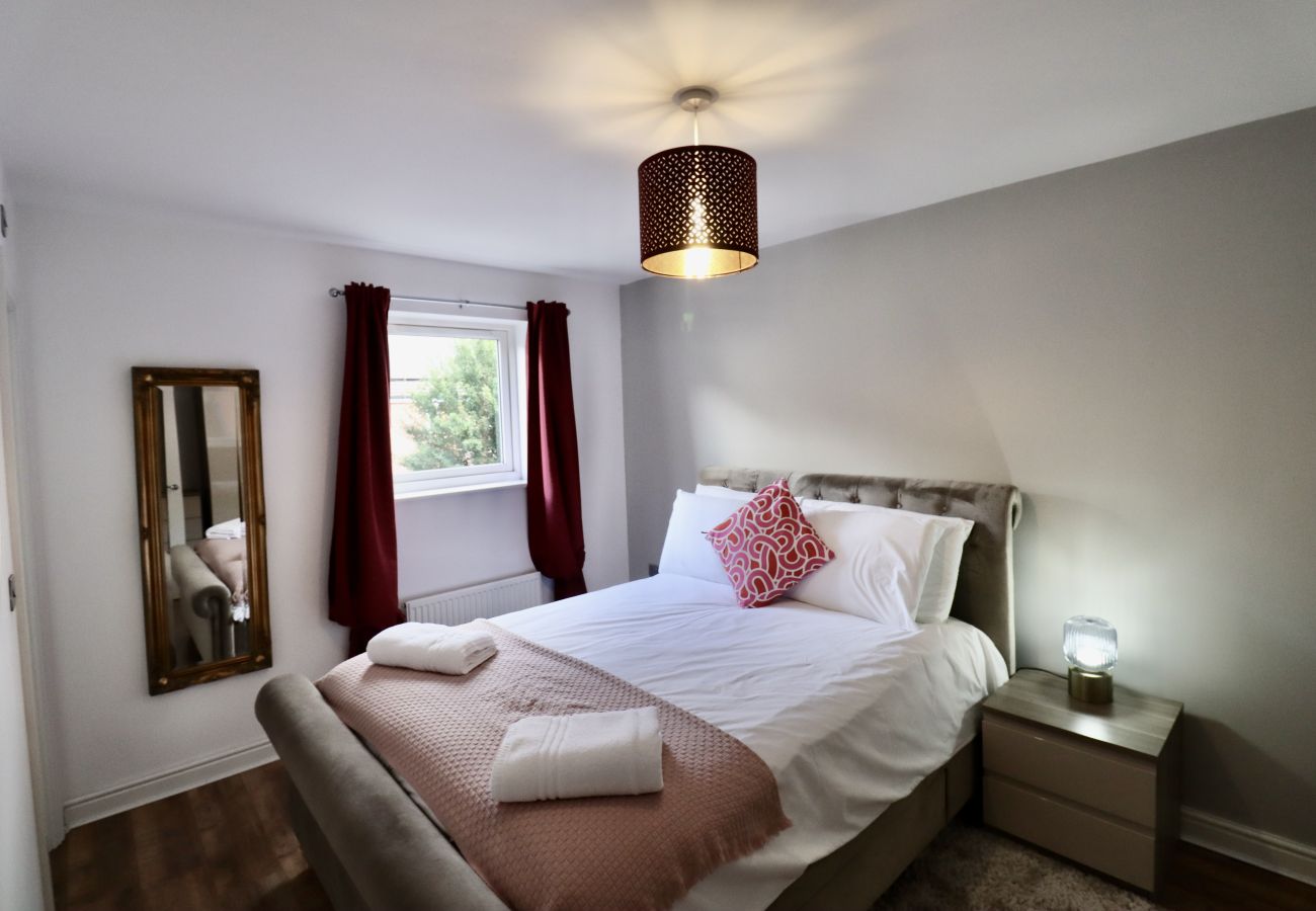 House in Bracknell - Spacious 4-Bed Home in Bracknell