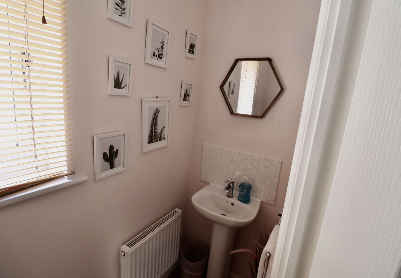 House in Bracknell - Spacious 4-Bed Home in Bracknell