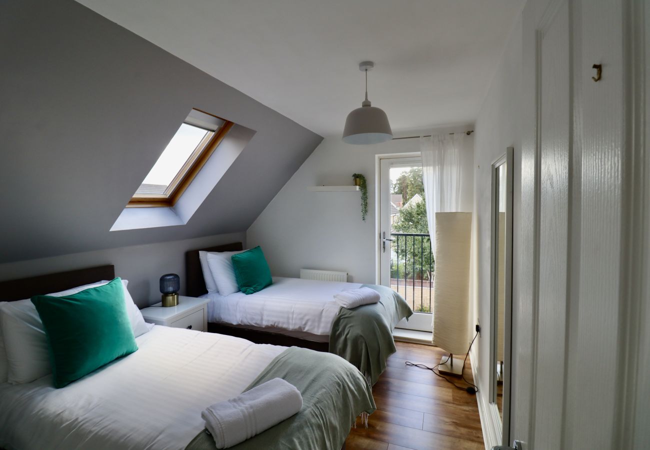 House in Bracknell - Spacious 4-Bed Home in Bracknell