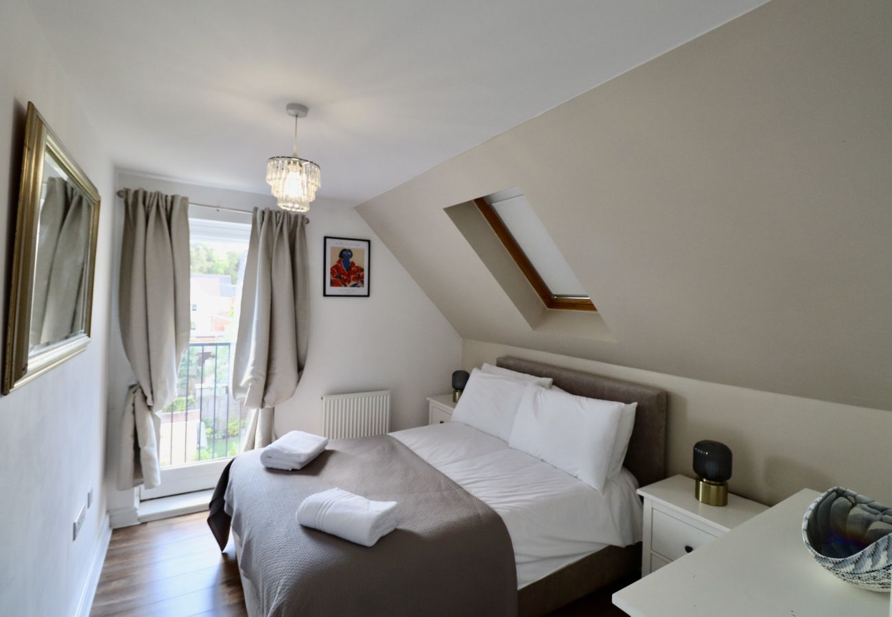 House in Bracknell - Spacious 4-Bed Home in Bracknell