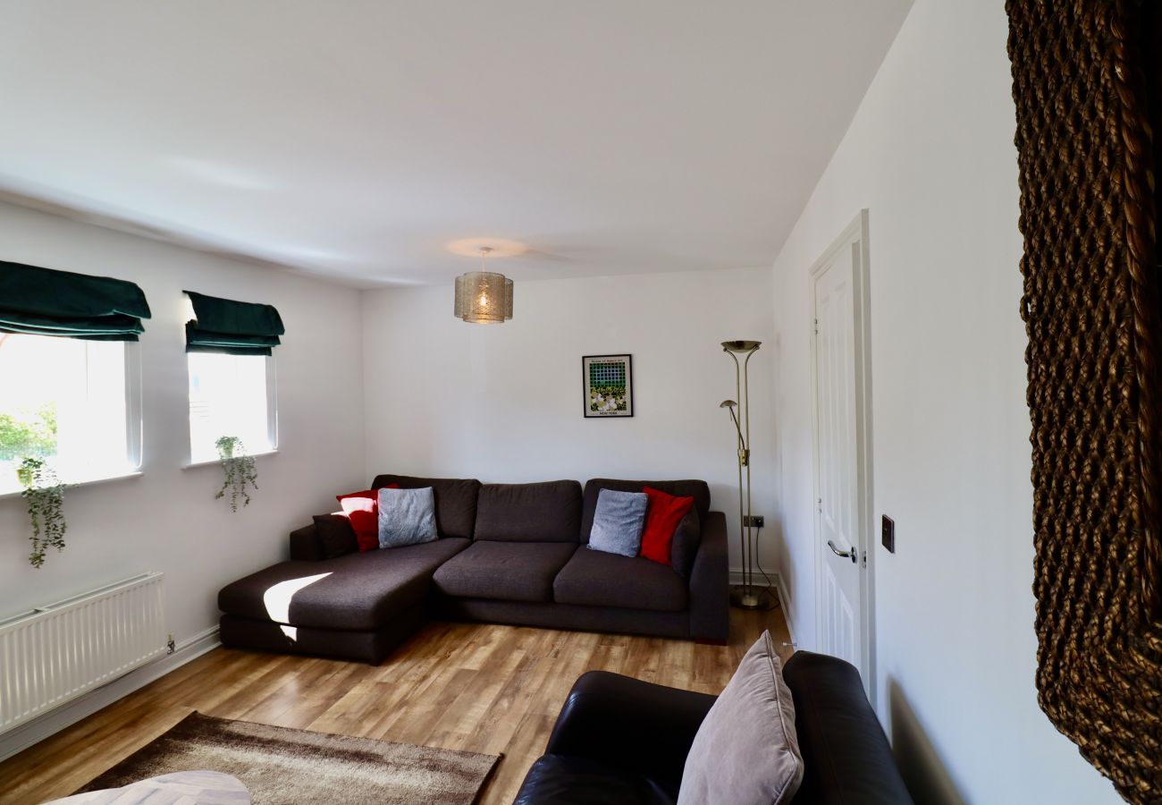 House in Bracknell - Spacious 4-Bed Home in Bracknell