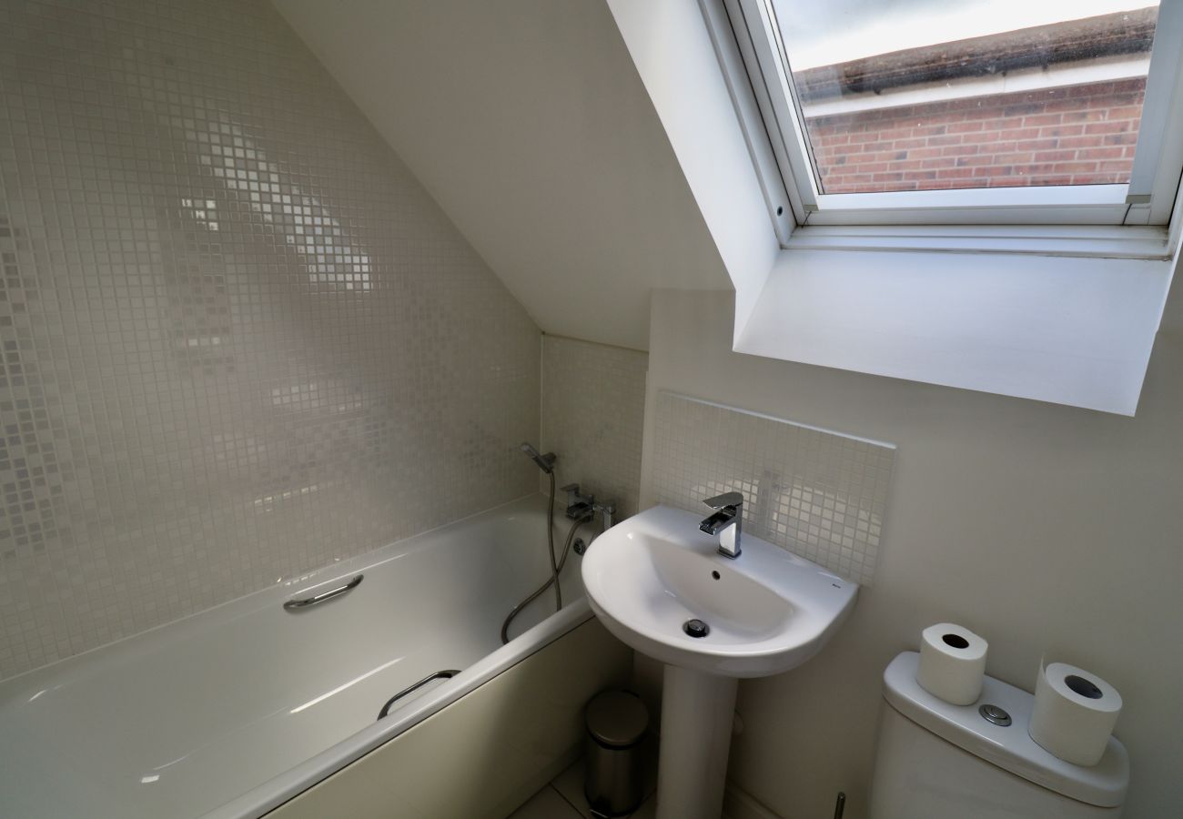 House in Bracknell - Spacious 4-Bed Home in Bracknell