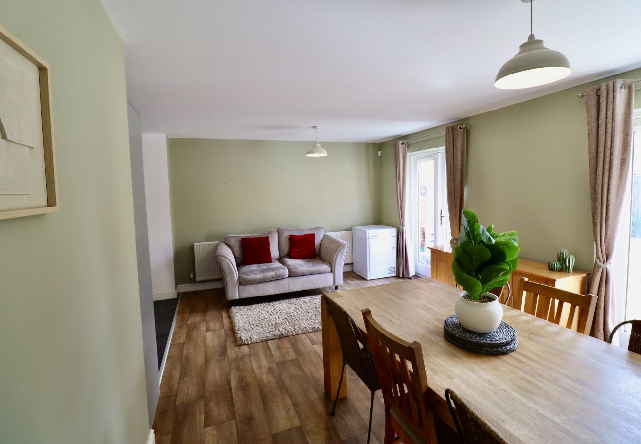 House in Bracknell - Spacious 4-Bed Home in Bracknell