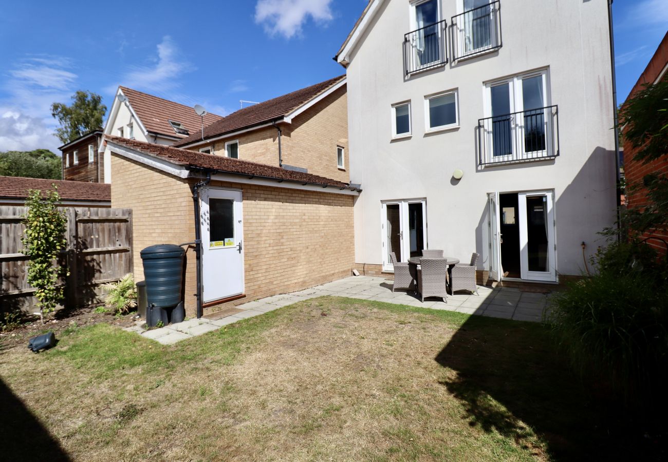 House in Bracknell - Spacious 4-Bed Home in Bracknell