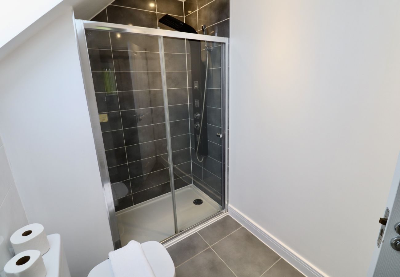 House in Langley - Spacious 5 Bedroom Home in Langley