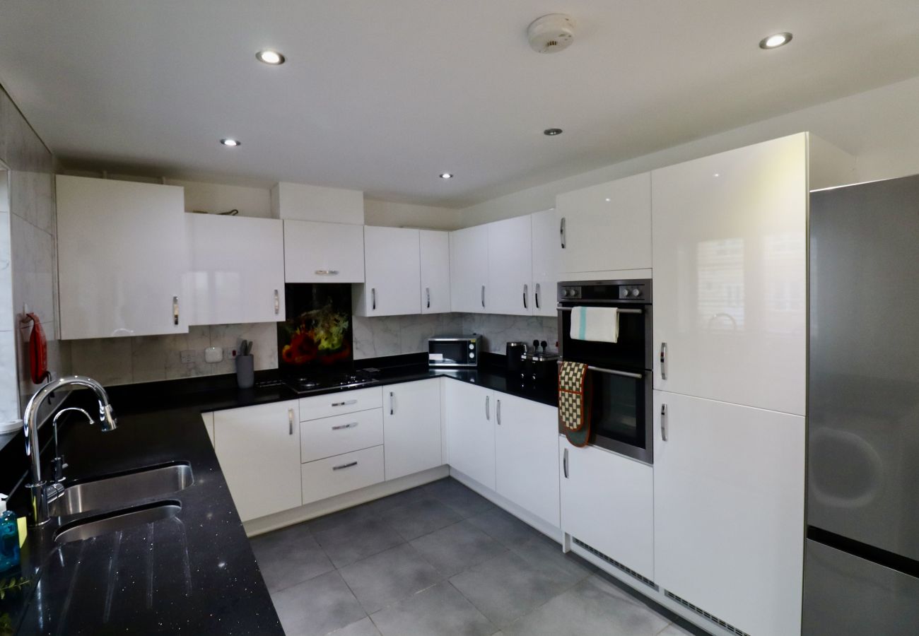 House in Langley - Spacious 5 Bedroom Home in Langley