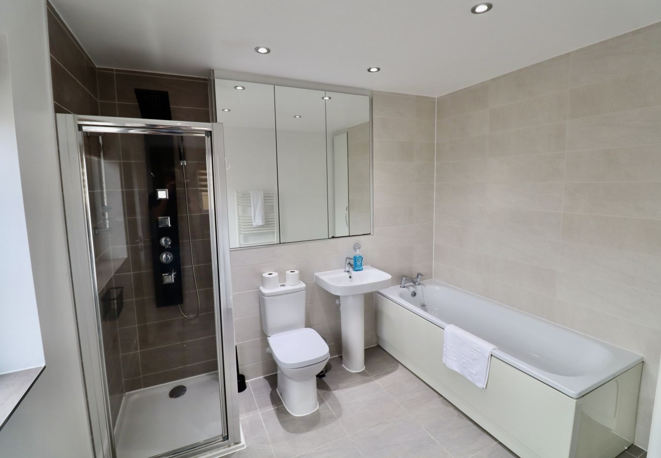 House in Langley - Spacious 5 Bedroom Home in Langley