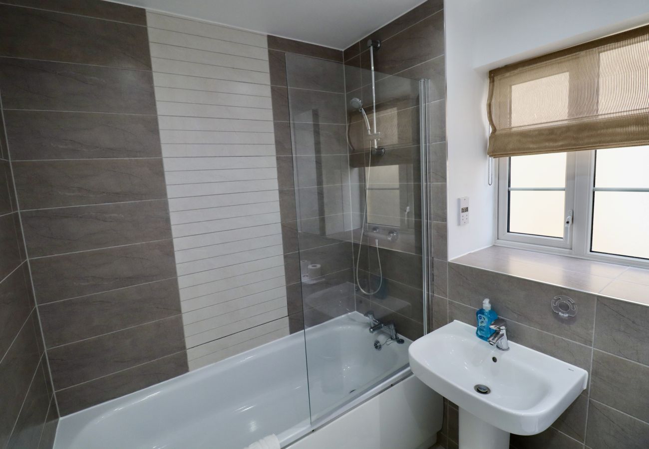 House in Langley - Spacious 5 Bedroom Home in Langley