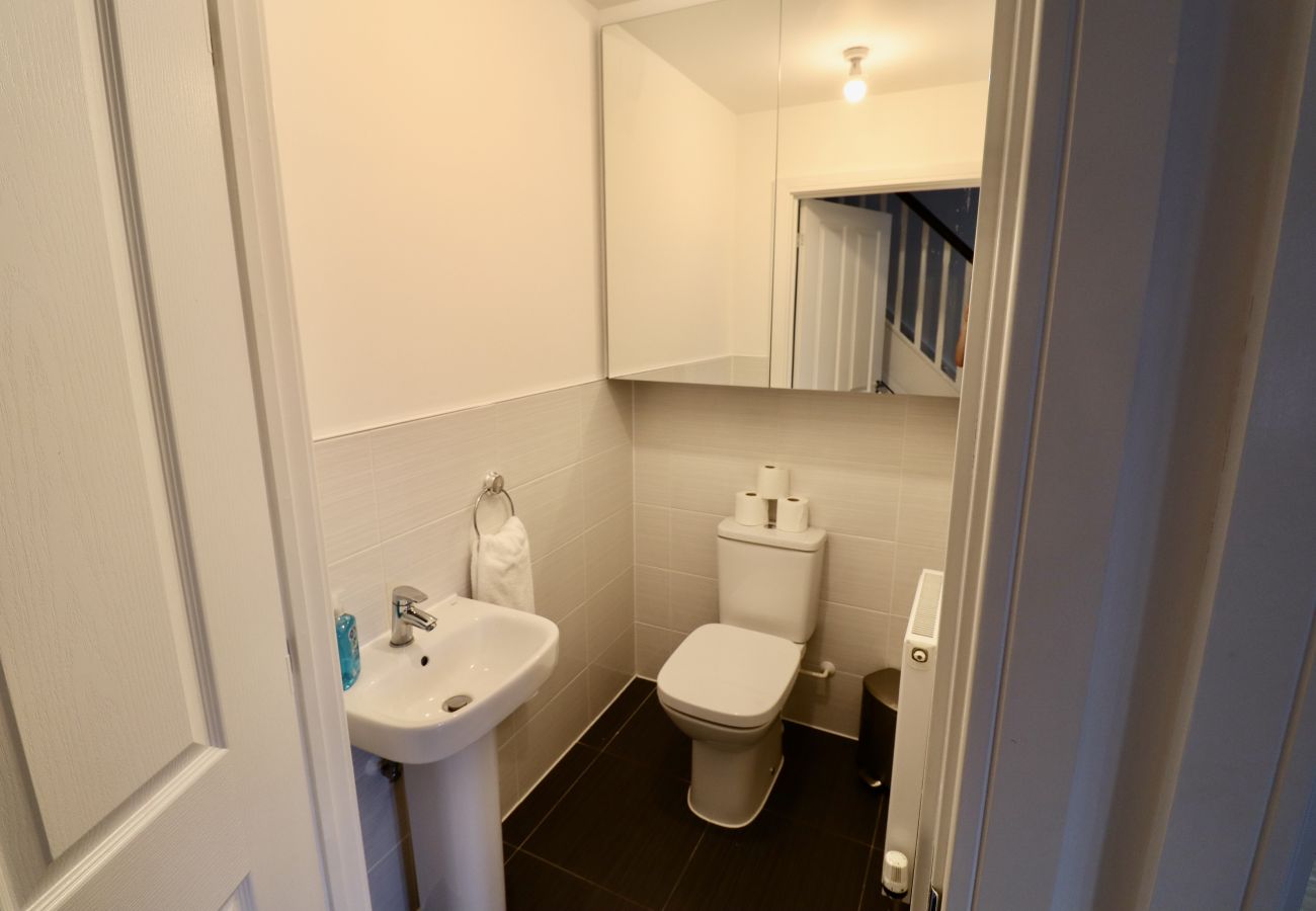 House in Langley - Spacious 5 Bedroom Home in Langley