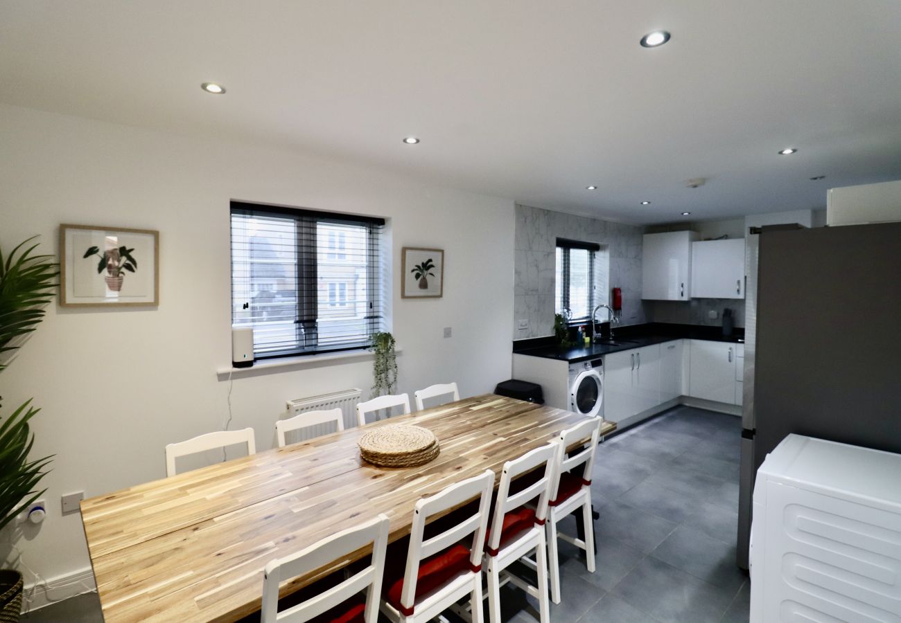 House in Langley - Spacious 5 Bedroom Home in Langley