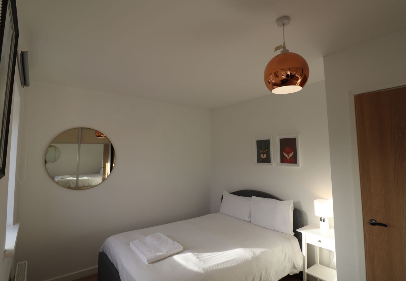 House in Addlestone - Stylish Four Bedroom House in Addlestone