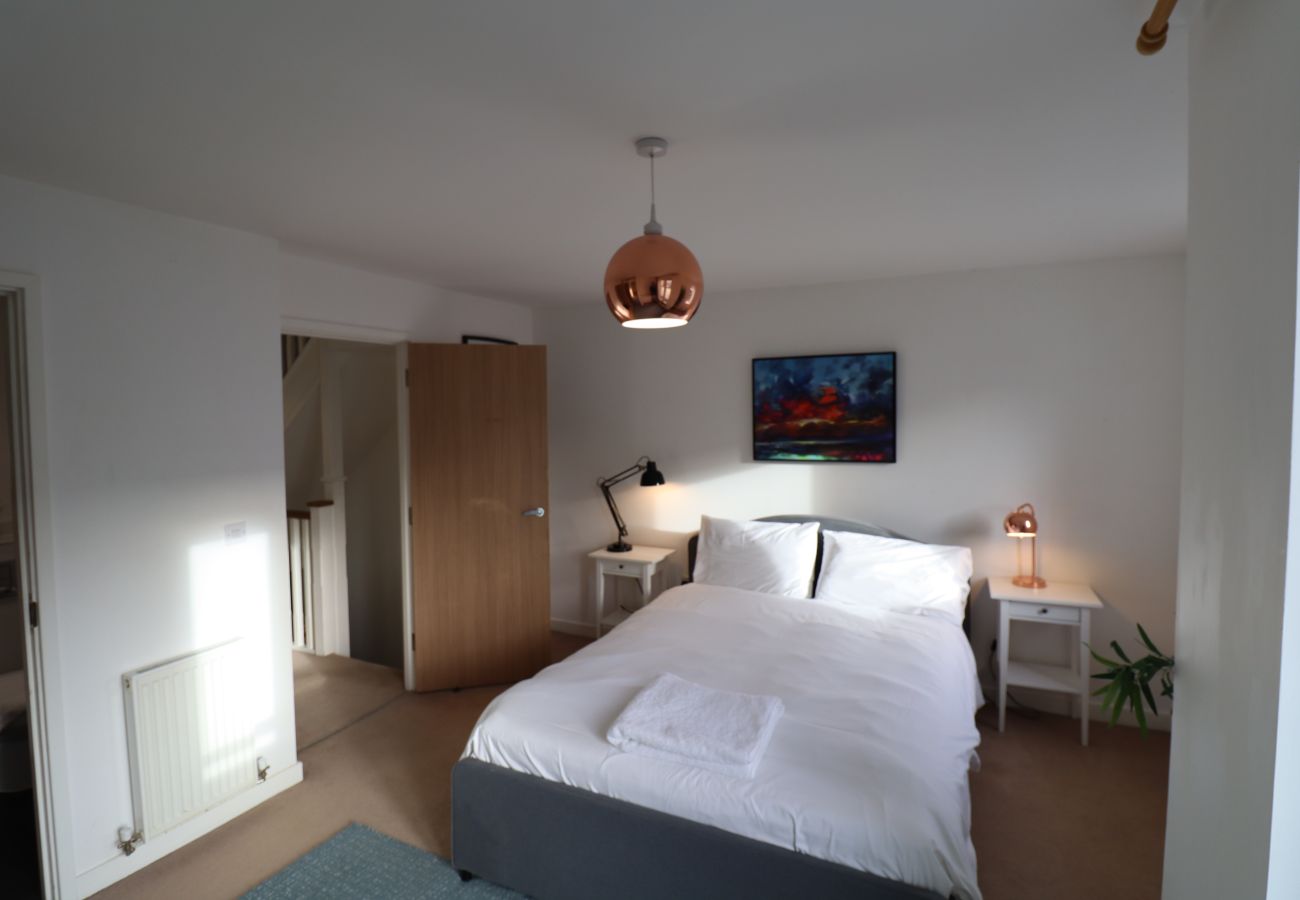 House in Addlestone - Stylish Four Bedroom House in Addlestone