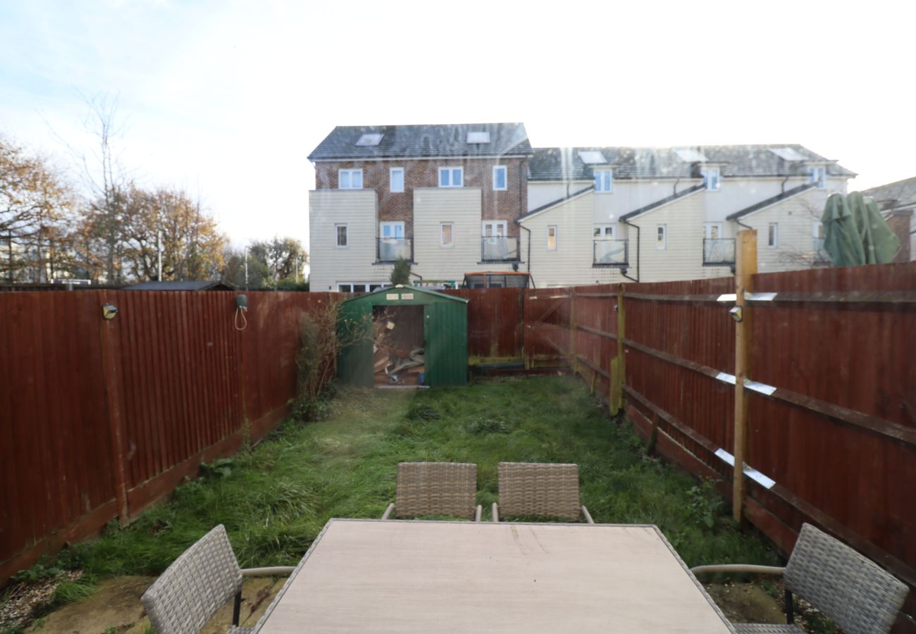 House in Addlestone - Stylish Four Bedroom House in Addlestone