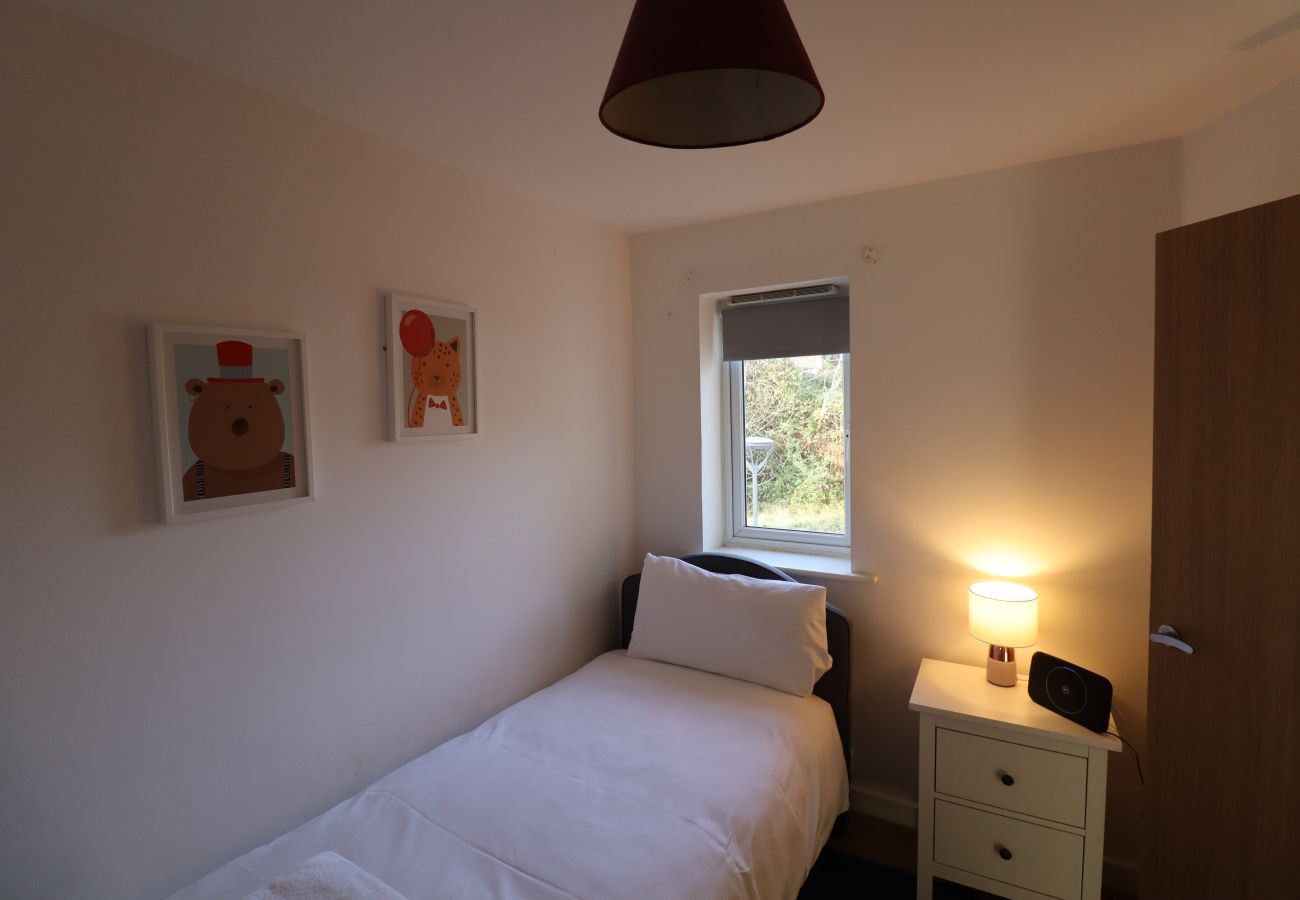 House in Addlestone - Stylish Four Bedroom House in Addlestone