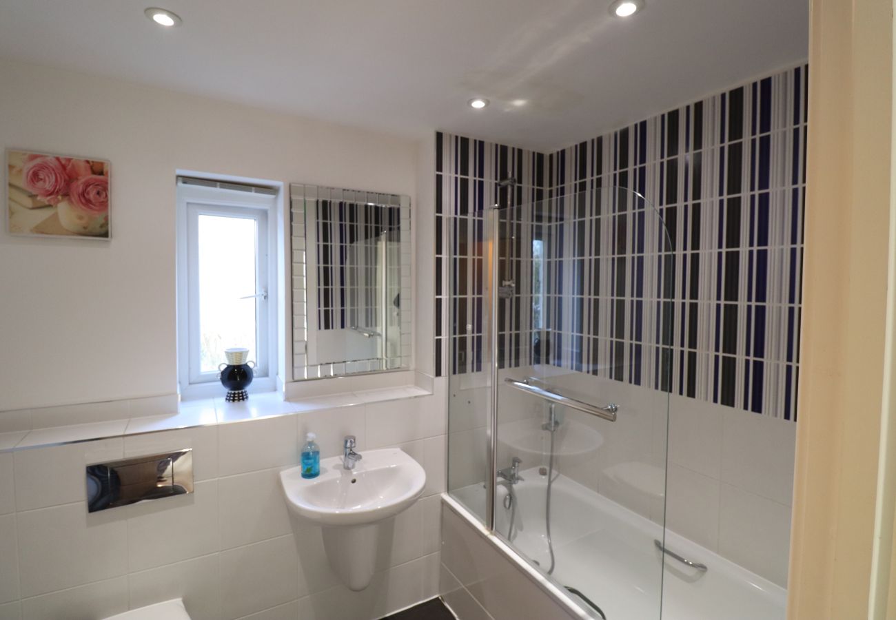 House in Addlestone - Stylish Four Bedroom House in Addlestone