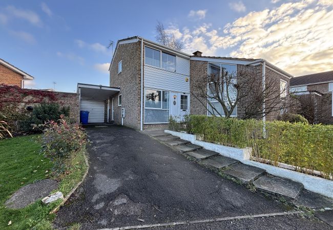 House in Ascot - Spacious 4-Bed Home in Ascot