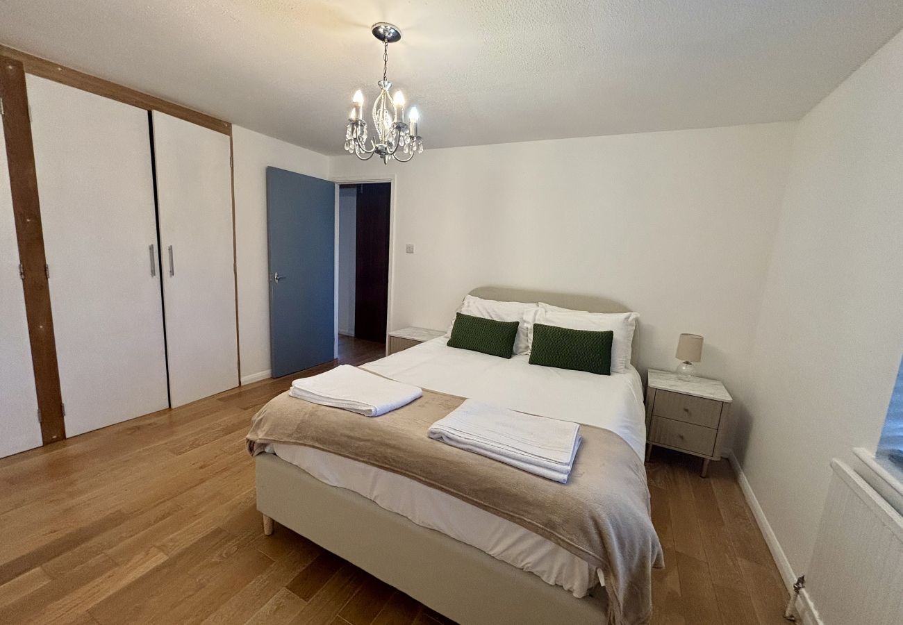 House in Ascot - Spacious 4-Bed Home in Ascot