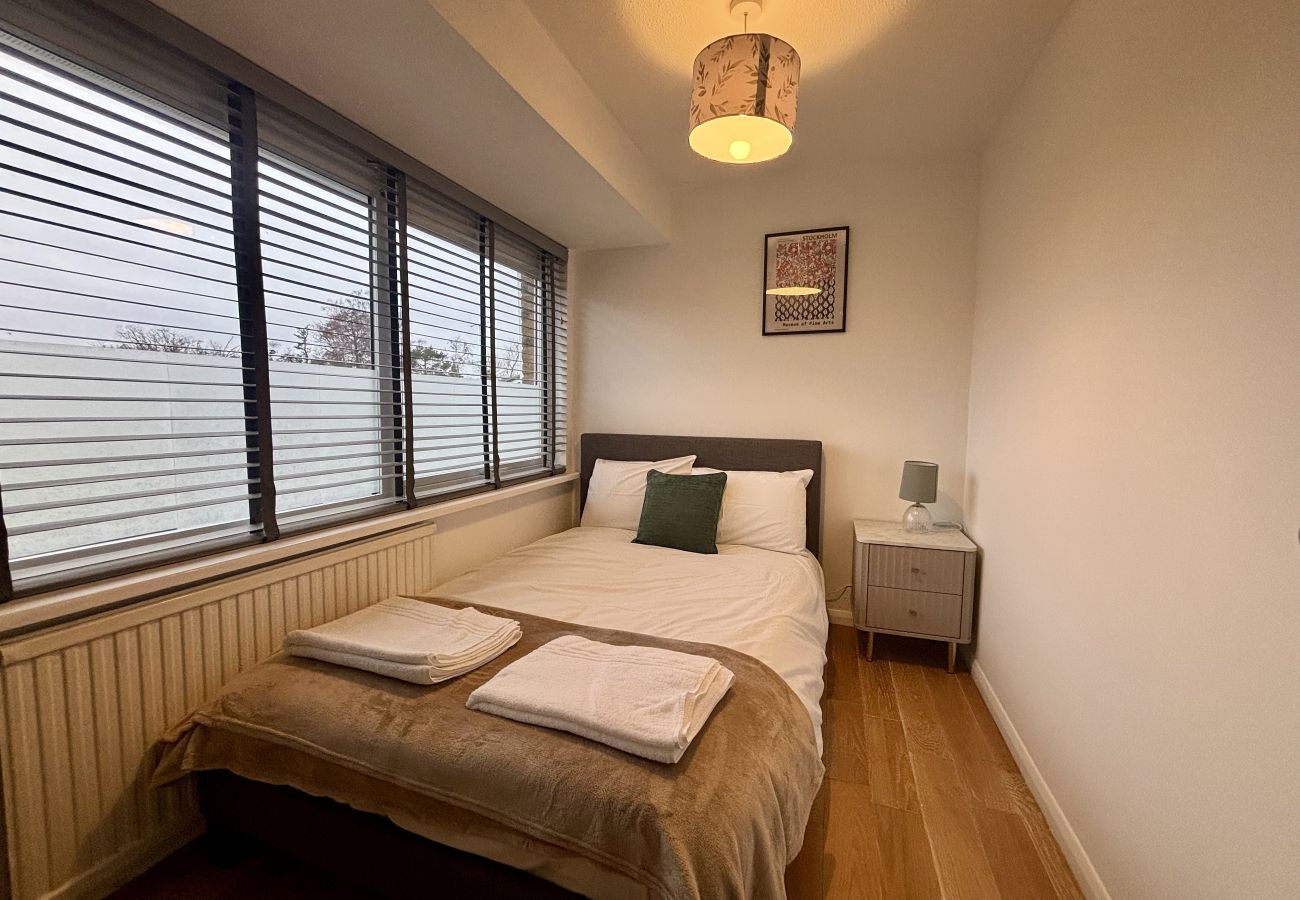 House in Ascot - Spacious 4-Bed Home in Ascot