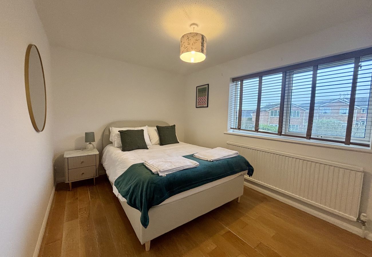 House in Ascot - Spacious 4-Bed Home in Ascot