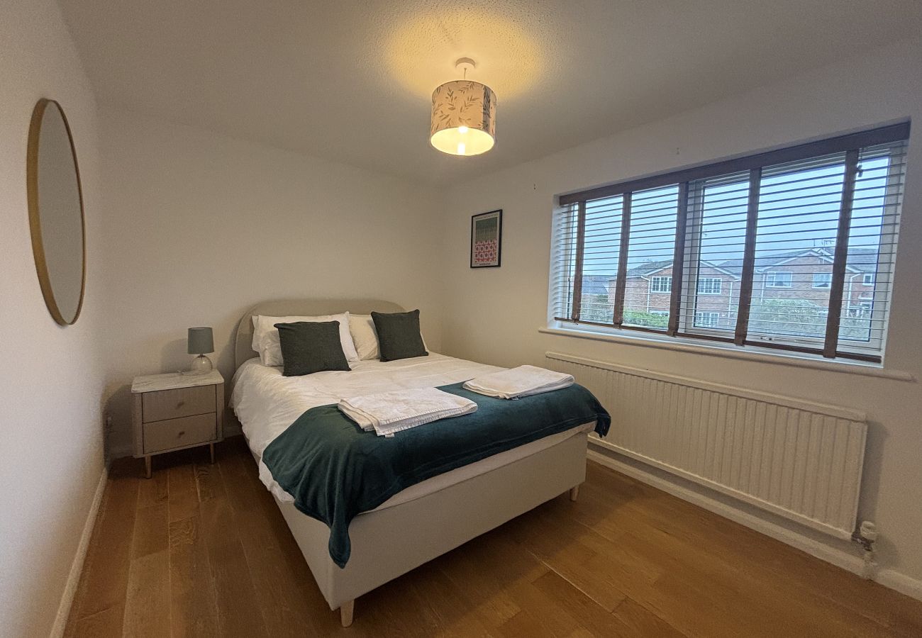 House in Ascot - Spacious 4-Bed Home in Ascot