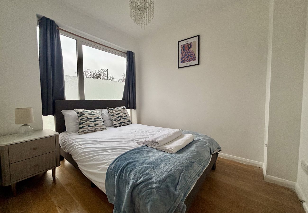 House in Ascot - Spacious 4-Bed Home in Ascot