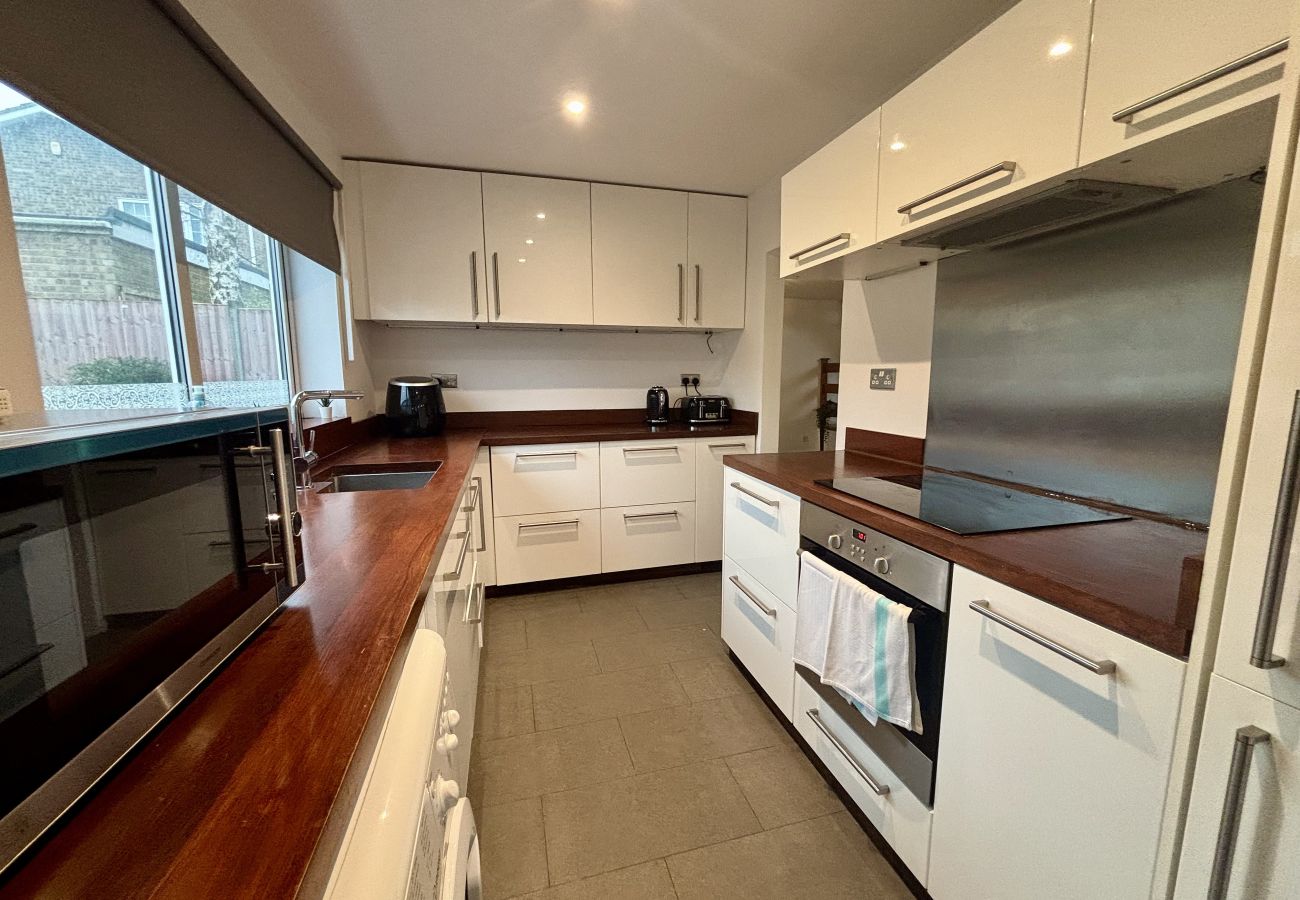 House in Ascot - Spacious 4-Bed Home in Ascot