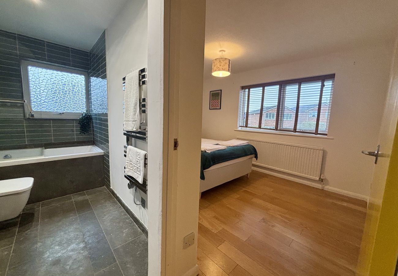 House in Ascot - Spacious 4-Bed Home in Ascot