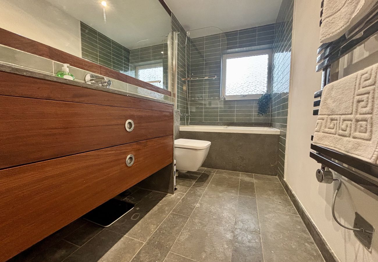 House in Ascot - Spacious 4-Bed Home in Ascot