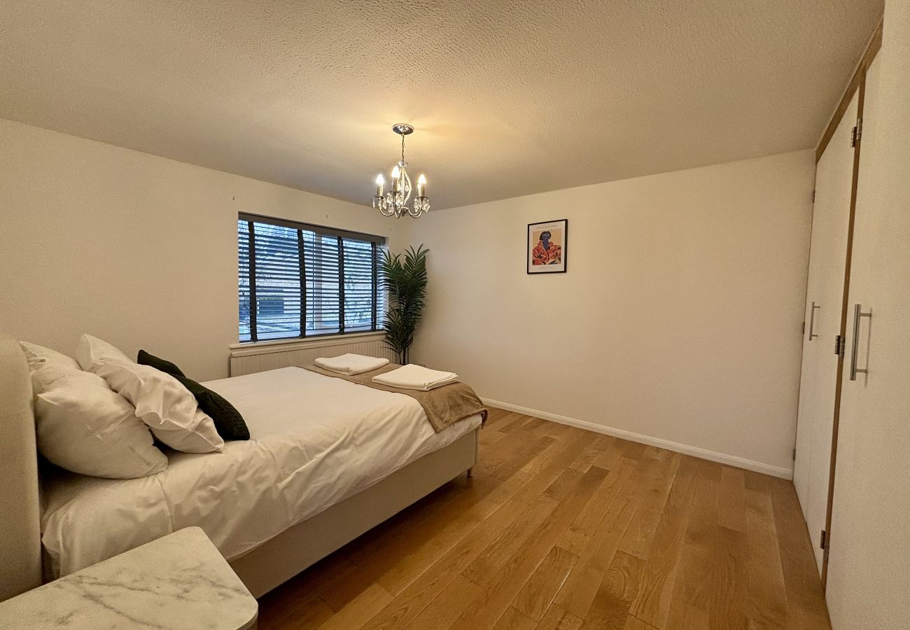 House in Ascot - Spacious 4-Bed Home in Ascot