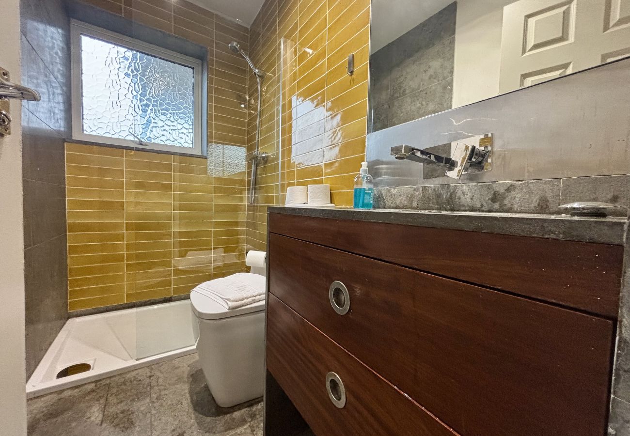 House in Ascot - Spacious 4-Bed Home in Ascot