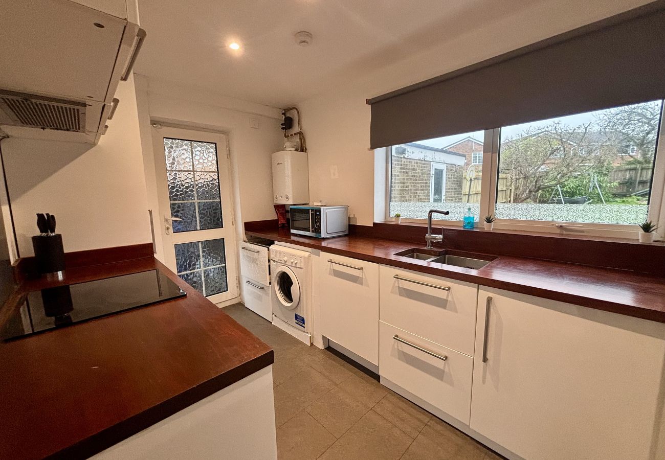 House in Ascot - Spacious 4-Bed Home in Ascot