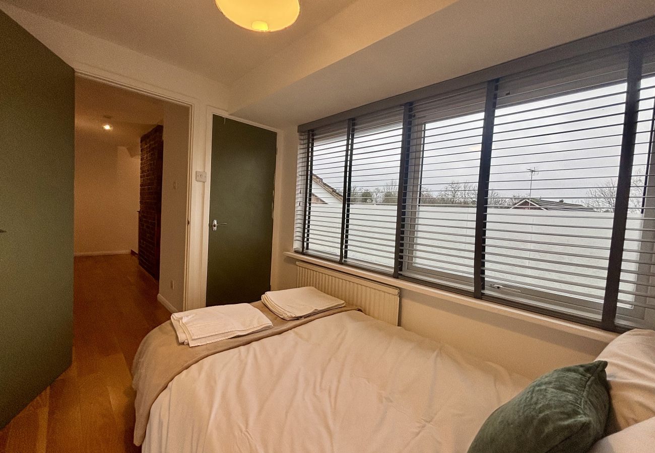 House in Ascot - Spacious 4-Bed Home in Ascot