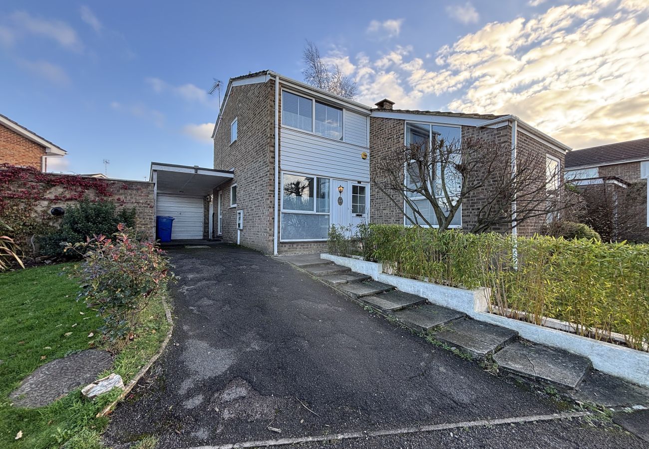 House in Ascot - Spacious 4-Bed Home in Ascot