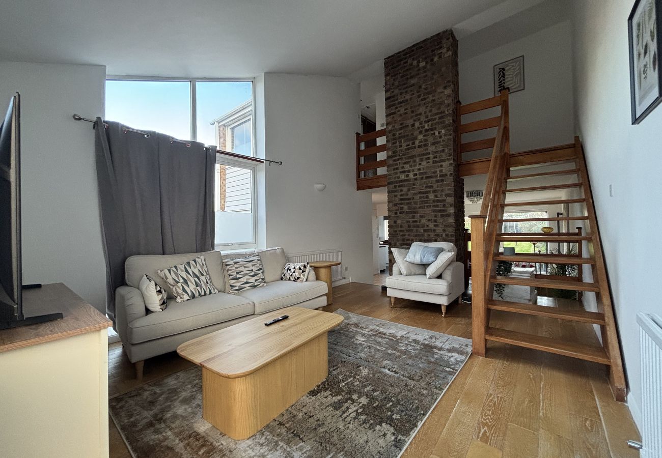 House in Ascot - Spacious 4-Bed Home in Ascot