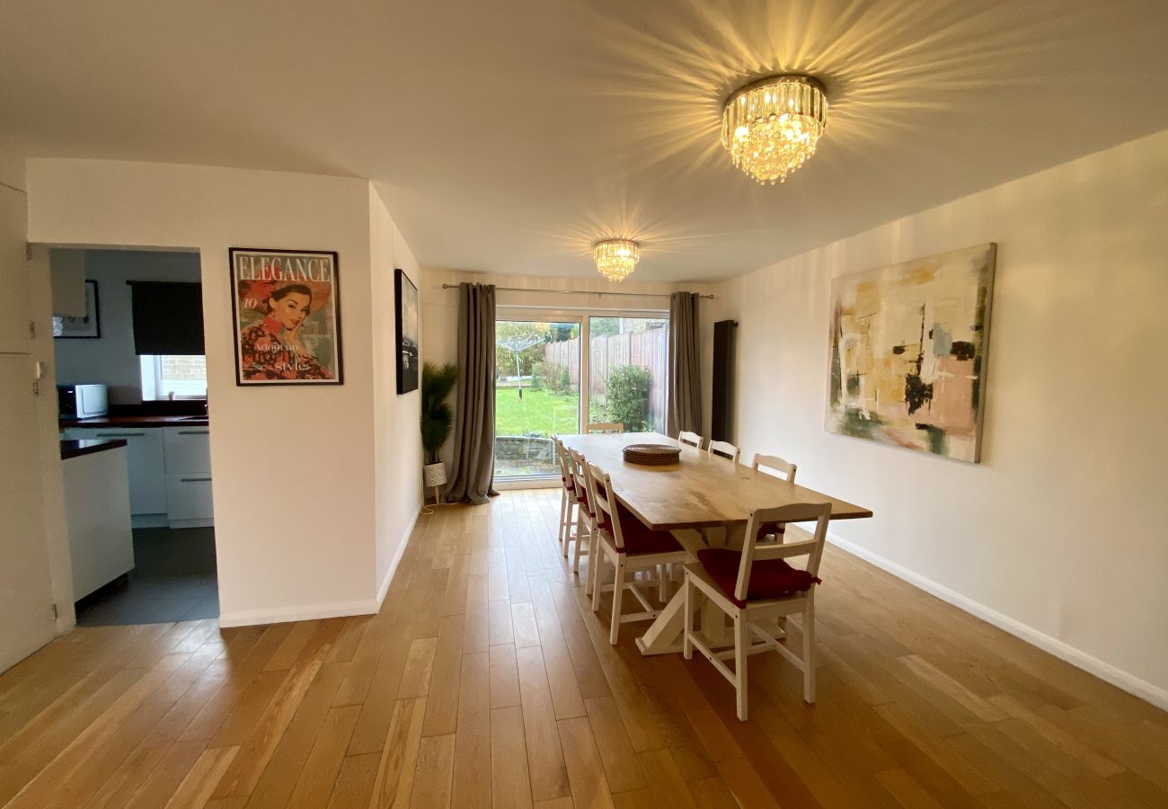 House in Ascot - Spacious 4-Bed Home in Ascot