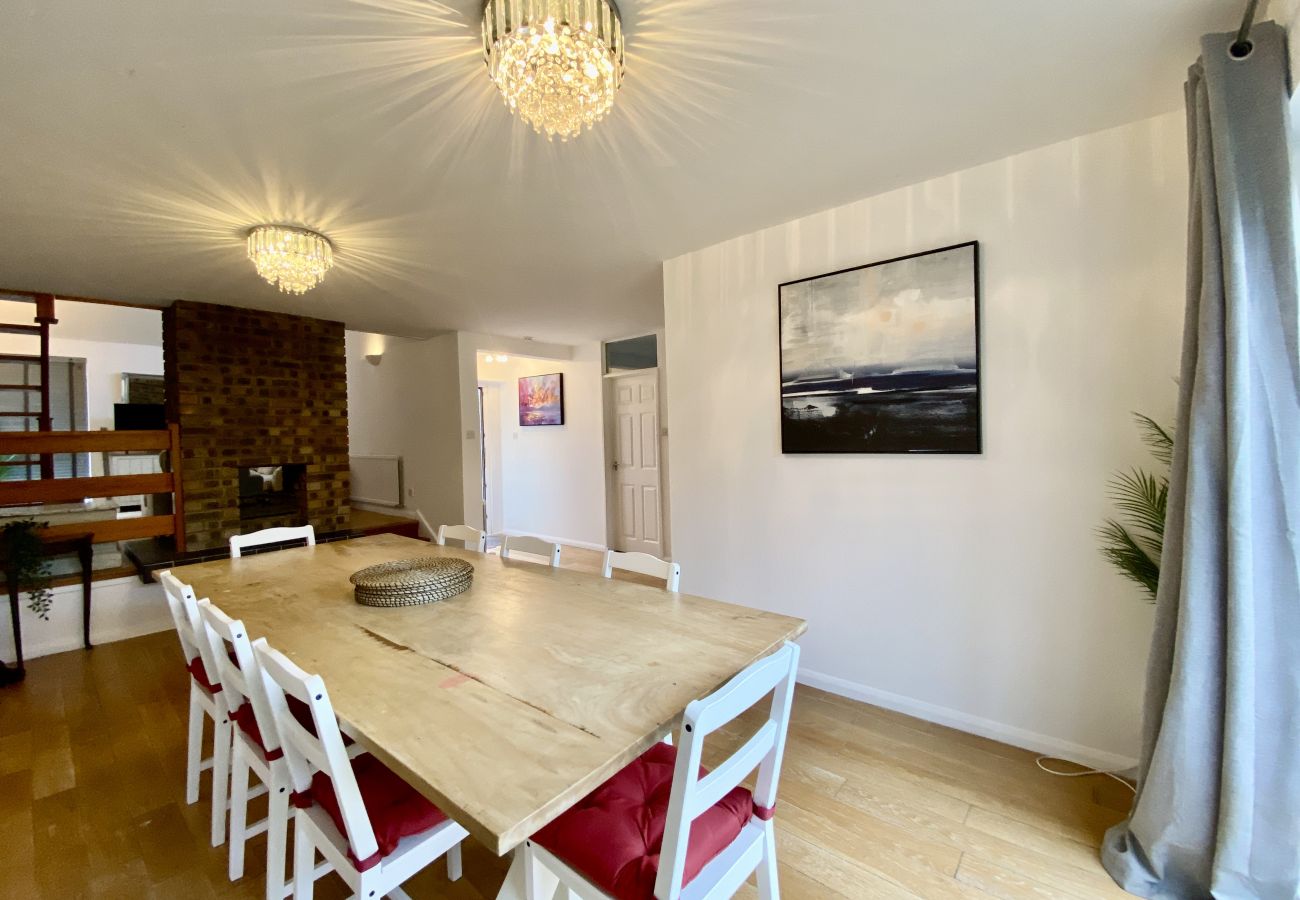 House in Ascot - Spacious 4-Bed Home in Ascot