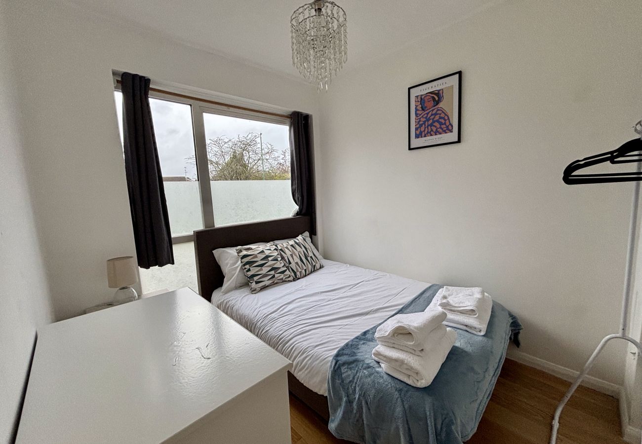 House in Ascot - Spacious 4-Bed Home in Ascot