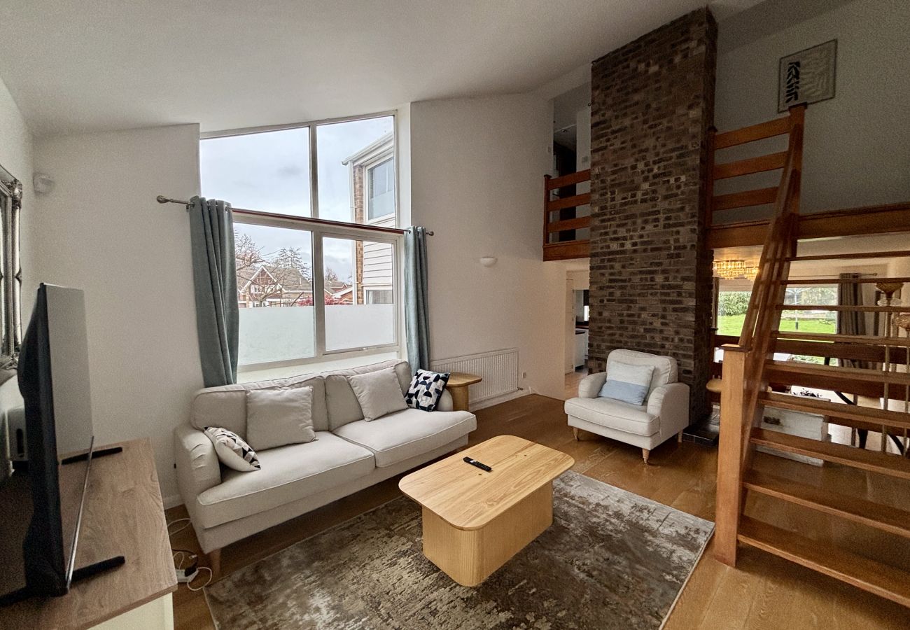 House in Ascot - Spacious 4-Bed Home in Ascot