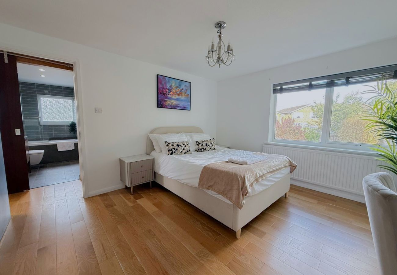 House in Ascot - Ascot Racecourse 4-Bed Home (Walking Distance)